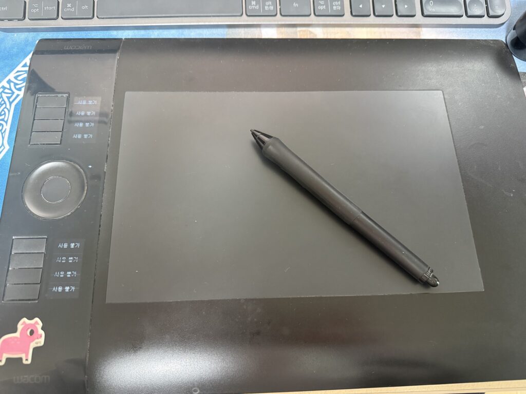 와콤 인튜어스 ptk640 오래써서 낡은 모습.