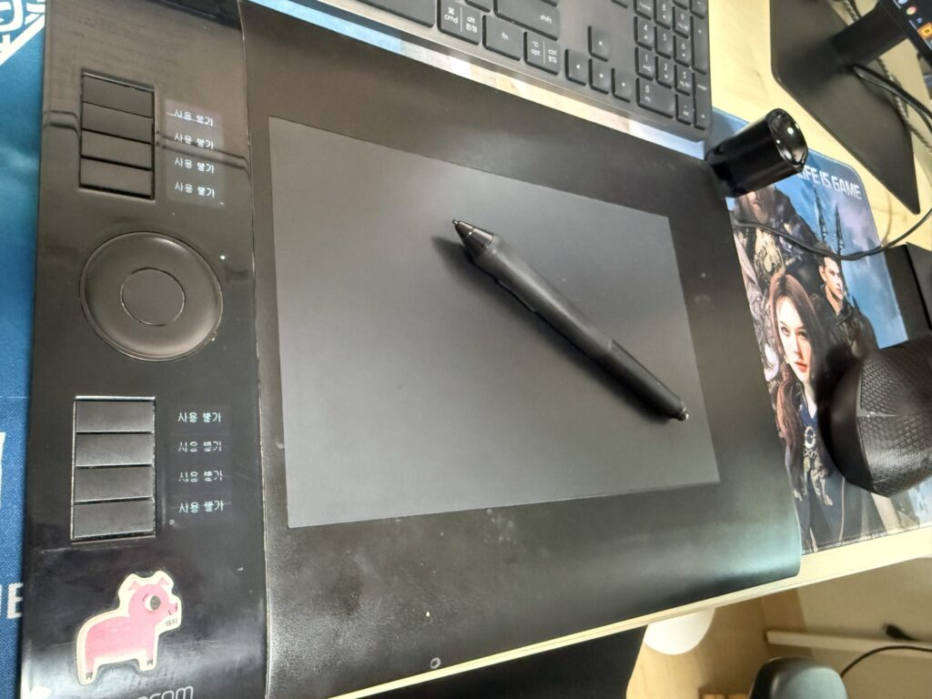 작업 책상 위의 와콤 타블렛 인튜어스 ptk640.