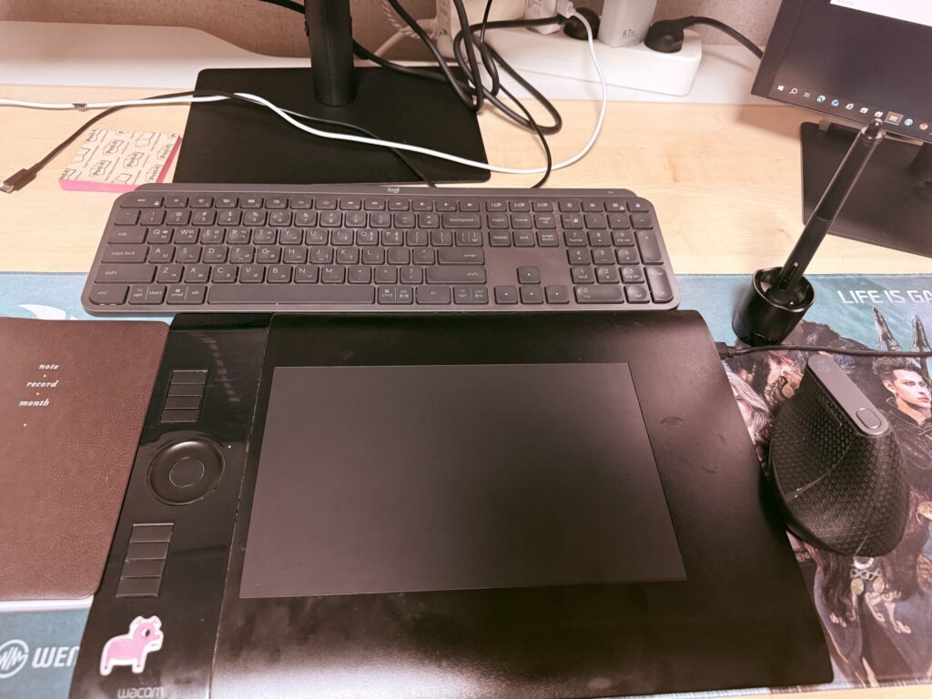 11년 차 게임 디자이너 리틀아틀리에의 작업실 책상과 와콤 인튜어스 프로 타블렛 세팅